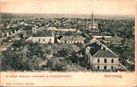 A város látképe, előtérben a Kossuth-térrel. Karczag.