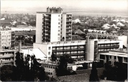 Látkép a toronyházzal