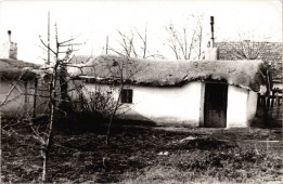 Apró ablak