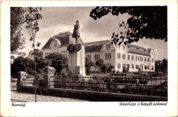 Karcag Városháza a Kossuth szoborral