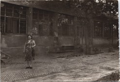 A szülőotthon udvarán