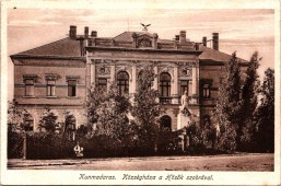 Kunmadaras. Községháza a Hösők szobrával.
