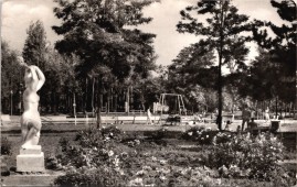 BEREKFÜRDŐ Park, Sóváry János (1895-) "Korsós lány" c. szobrával