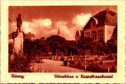 Karcag Városháza a Kossuth-szoborral