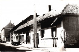 Bontásra várva