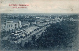 Üdvözlet Karczagról  Piacztér hetivásárral.