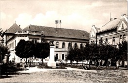 KARCAG Petőfi-szobor a gimnáziummal