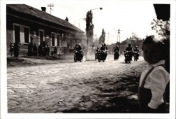 Jönnek a motorosok!