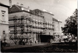Felállványozva