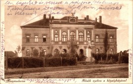 Kunmadaras - Hősök szobra a községházával