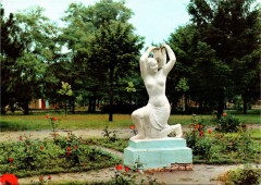 Berekfürdő. Park a "Korsós lány" c. szoborral (Sóváry János: 1895-1966)