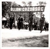 Négyen viszik a táblát