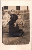 Anya a gyermekeivel