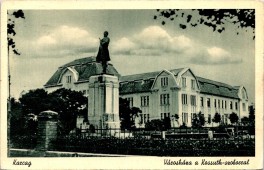 Karcag Városháza a Kossuth-szoborral