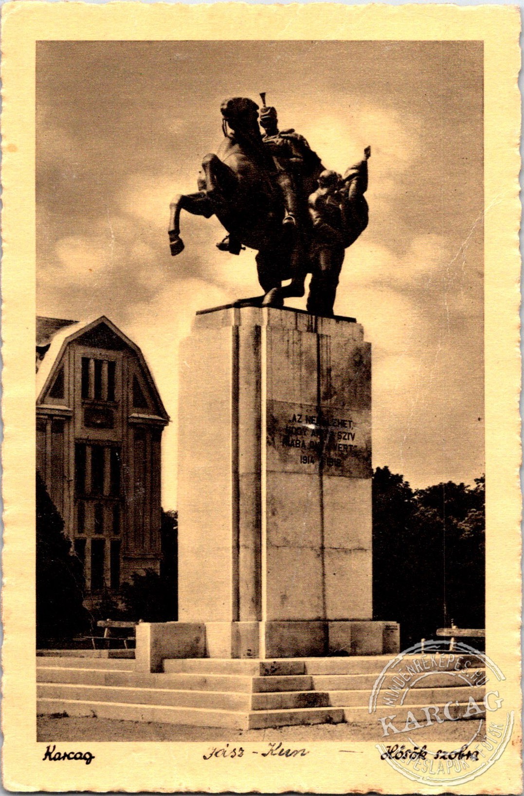 Karcag Hősök szobra
