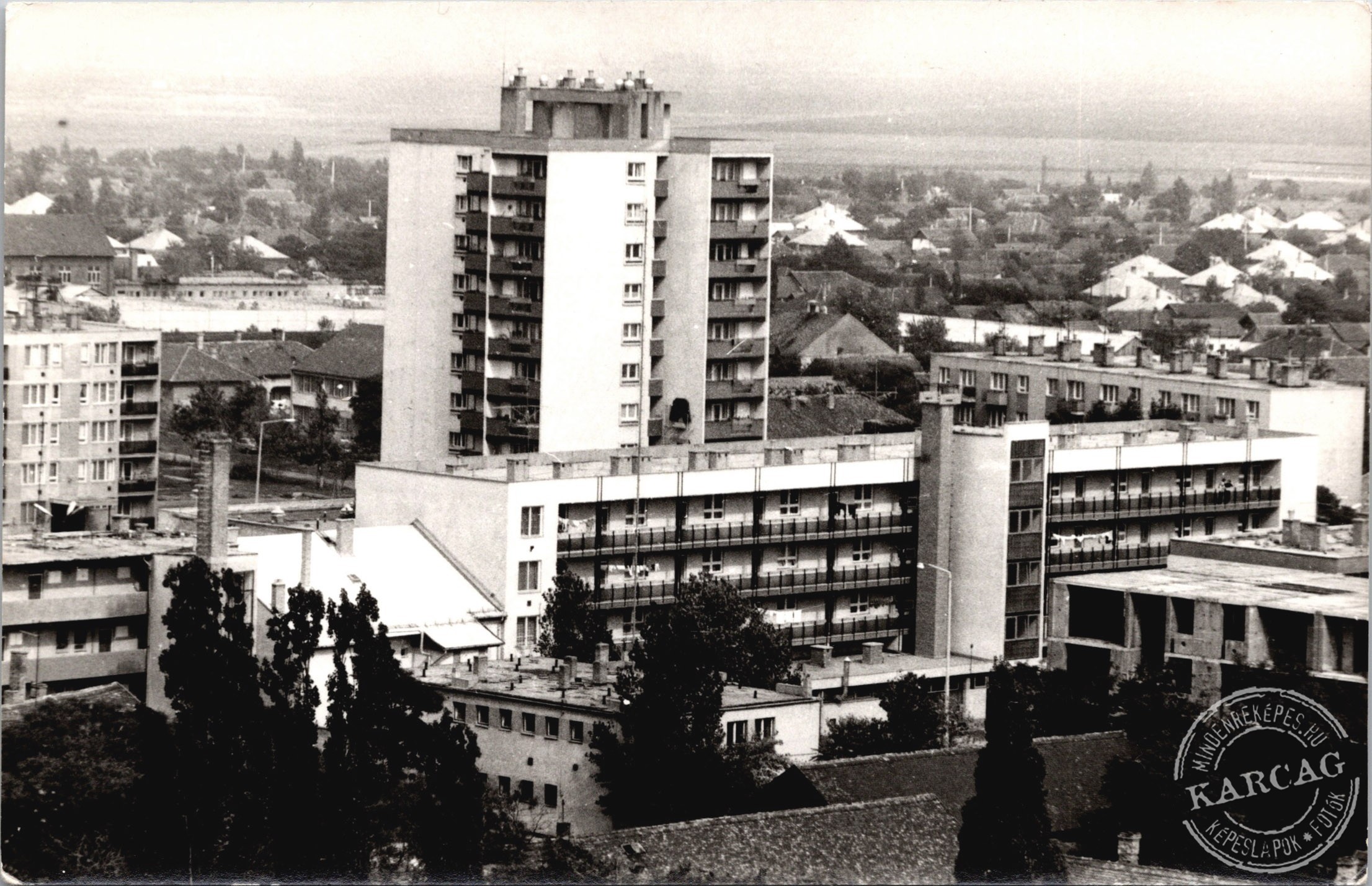 Látkép a toronyházzal