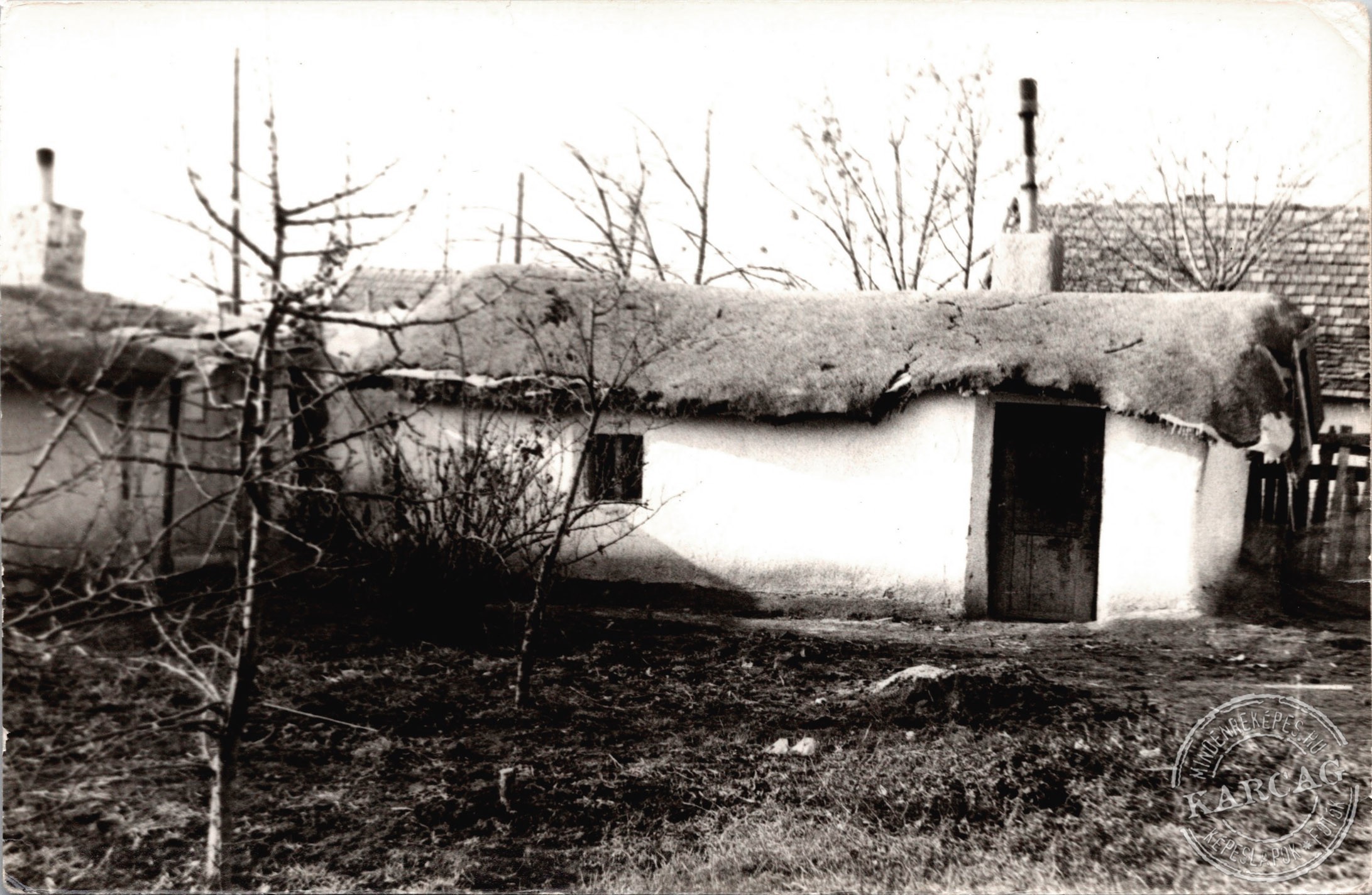 Apró ablak