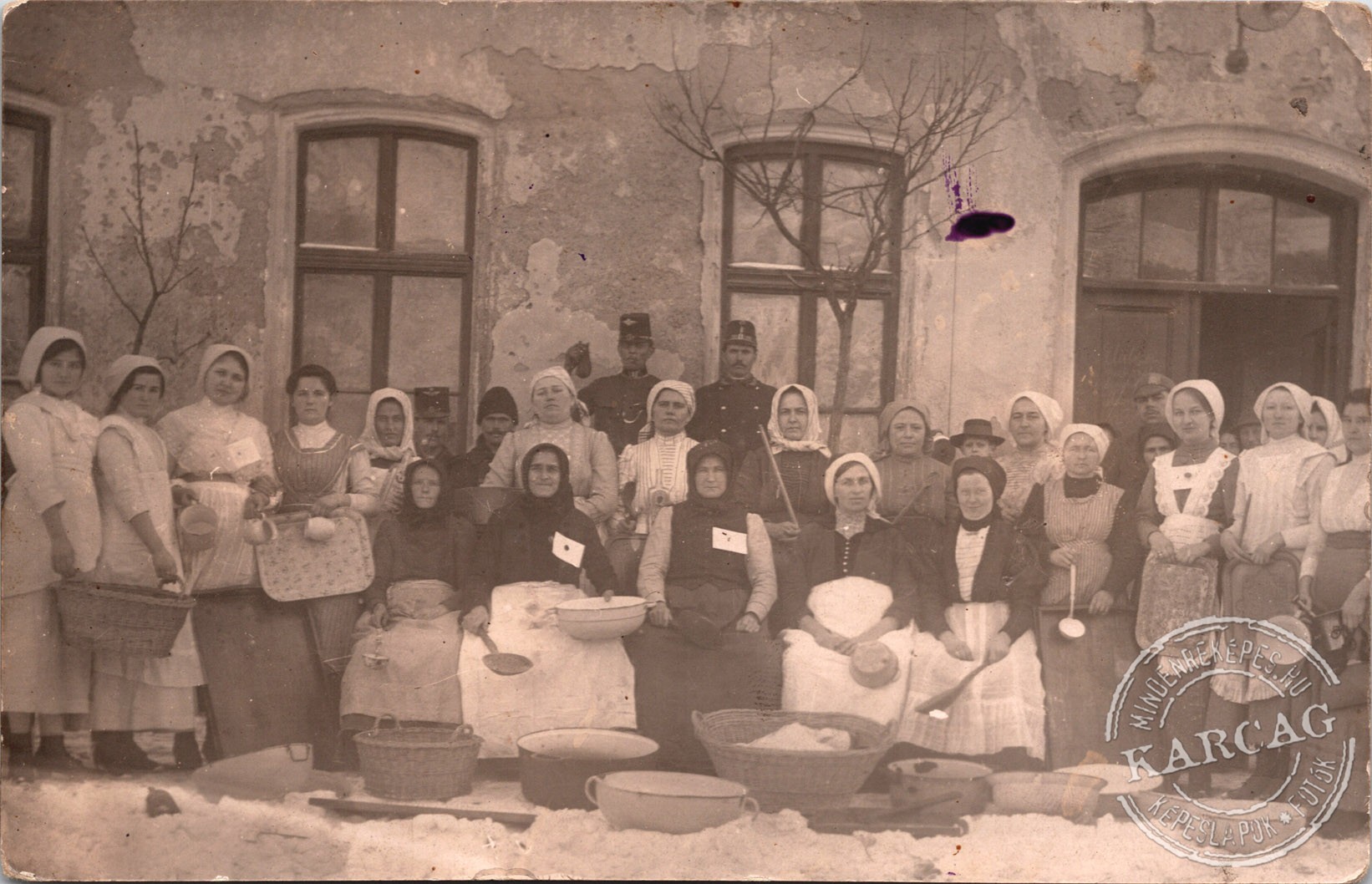 Katonavonatra várva
