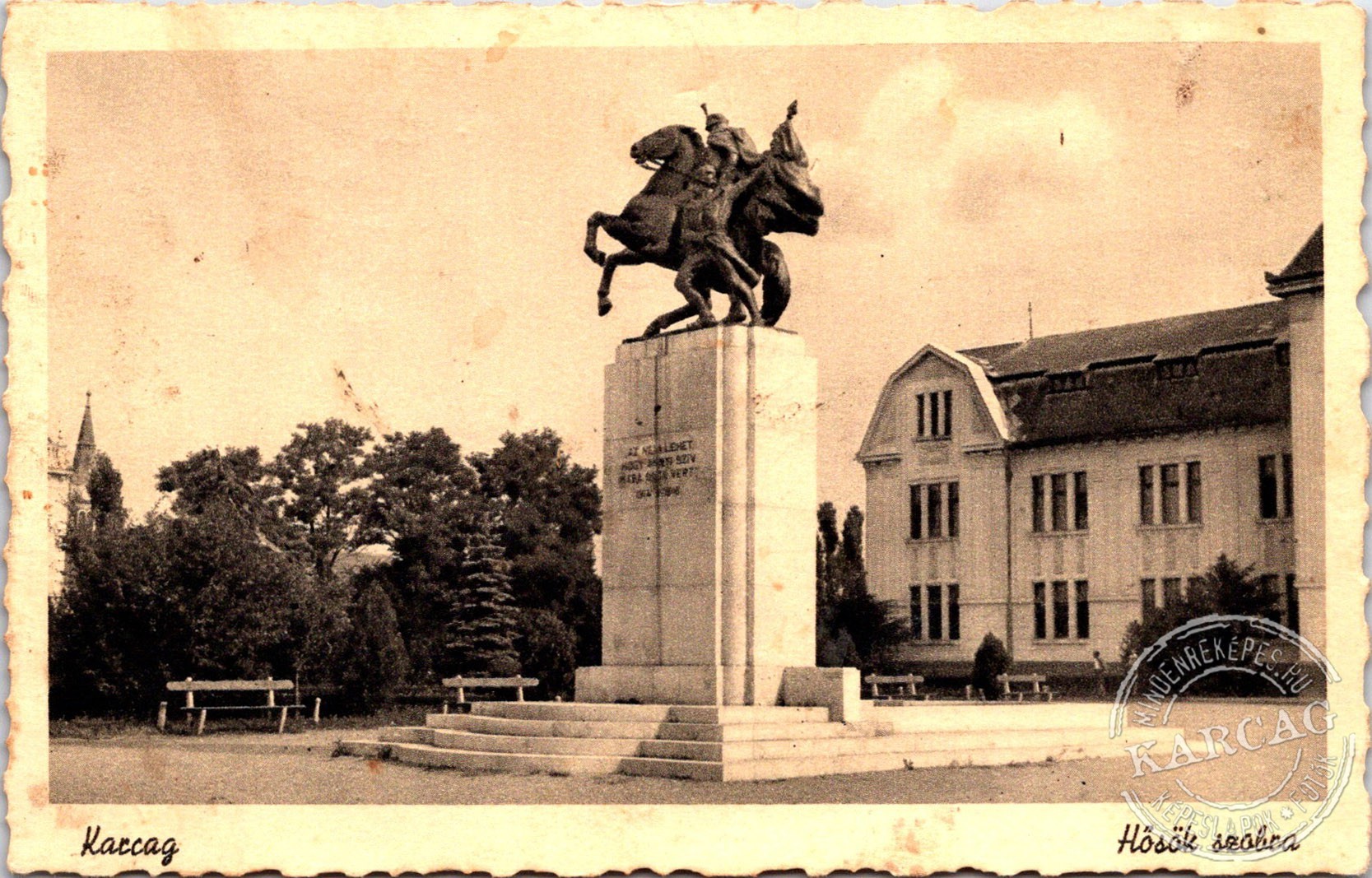 Karcag Hősök szobra