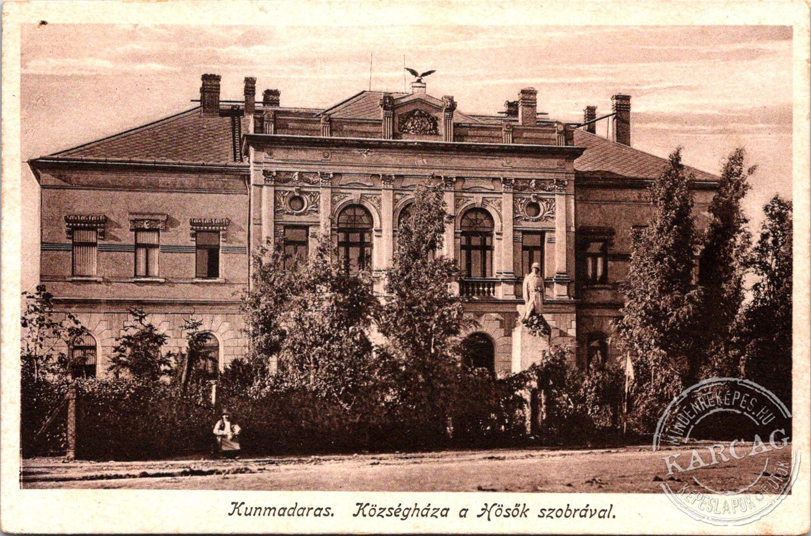 Kunmadaras. Községháza a Hösők szobrával.