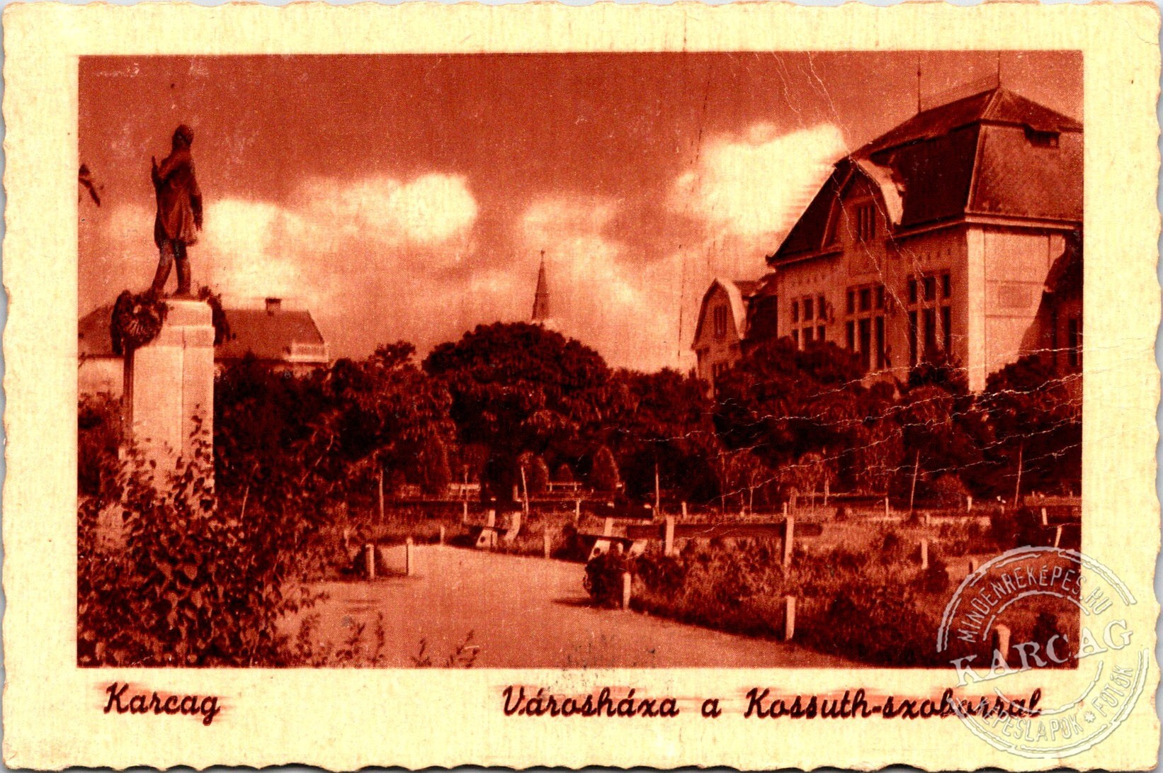 Karcag Városháza a Kossuth-szoborral