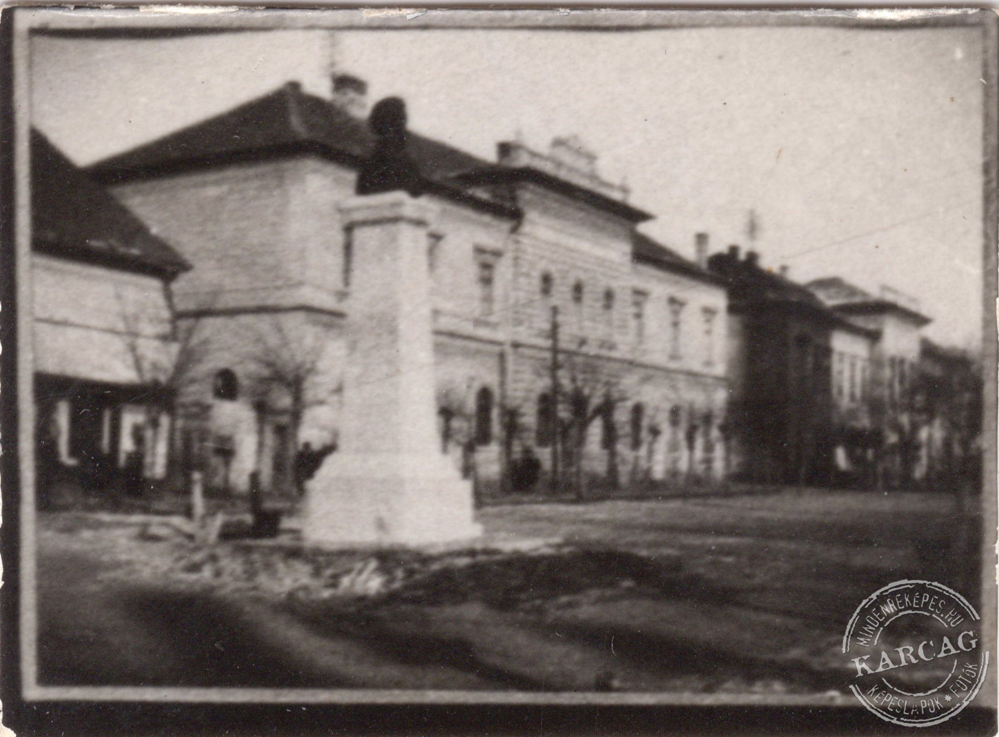Petőfi szobor a kollégiummal