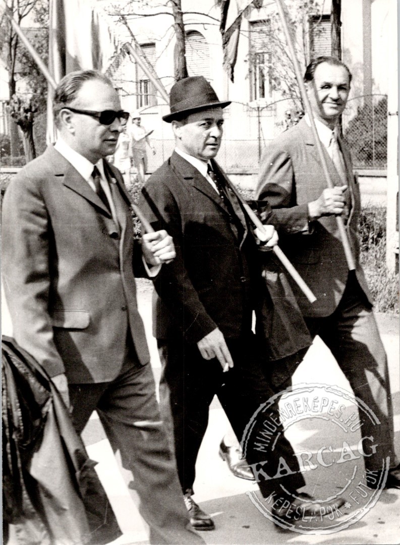 Férfiak zászlókkal