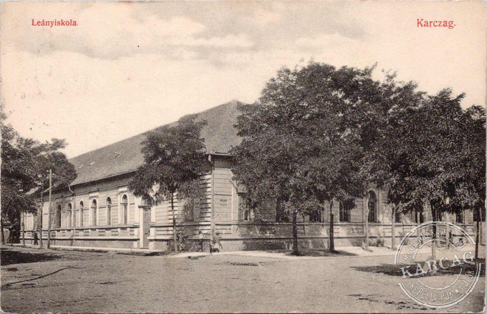 Leányiskola. Karczag.