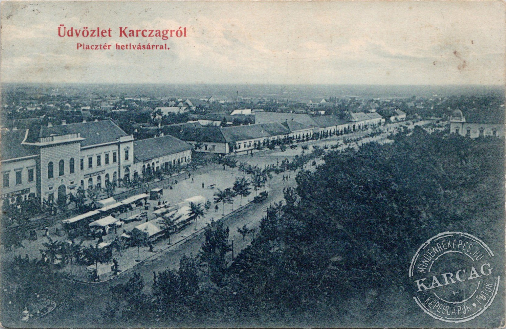 Üdvözlet Karczagról  Piacztér hetivásárral.
