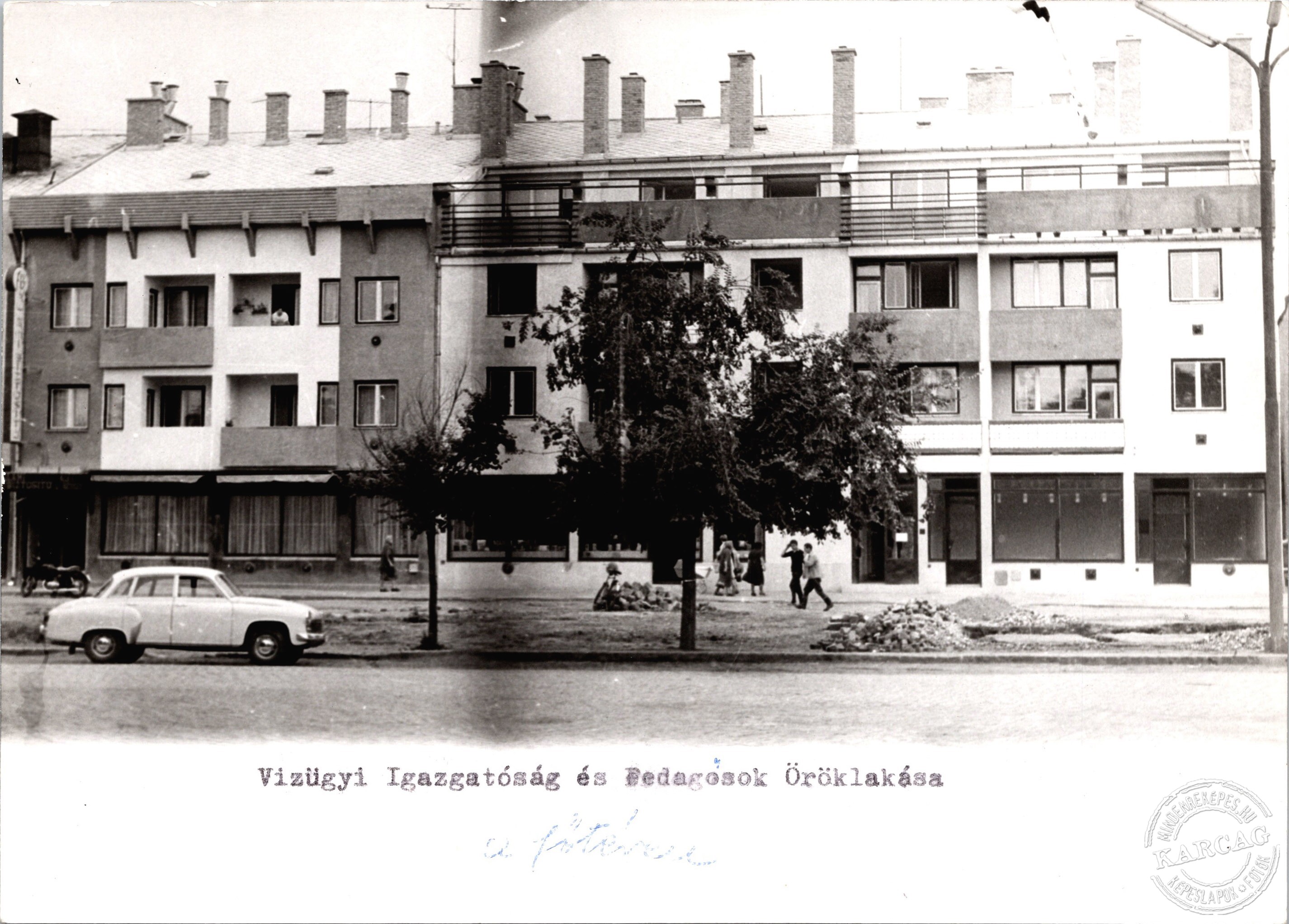 Vízügyi Igazgatóság és pedagógusok öröklakása a főtéren