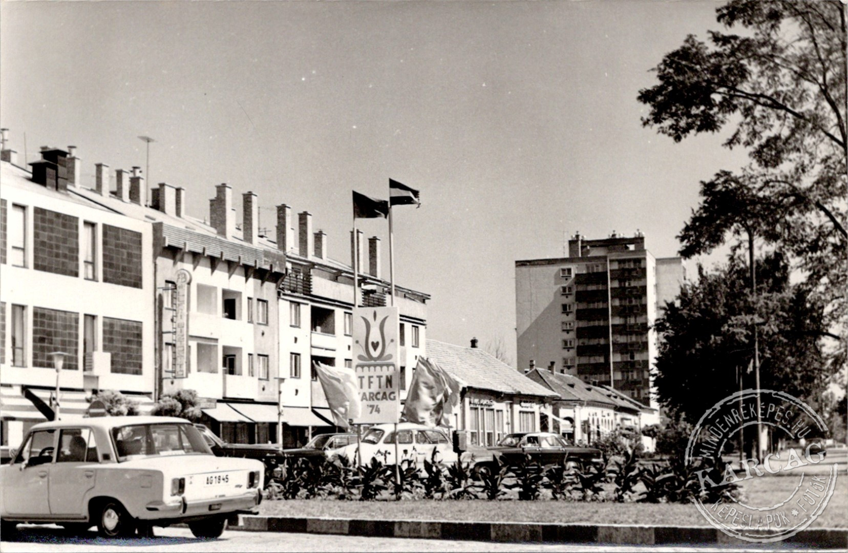 Díszben a Kossuth tér 02.