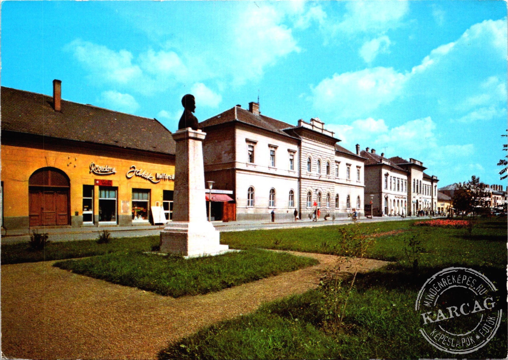 Karcag. Kossuth tér Petőfi Sándor szobrával