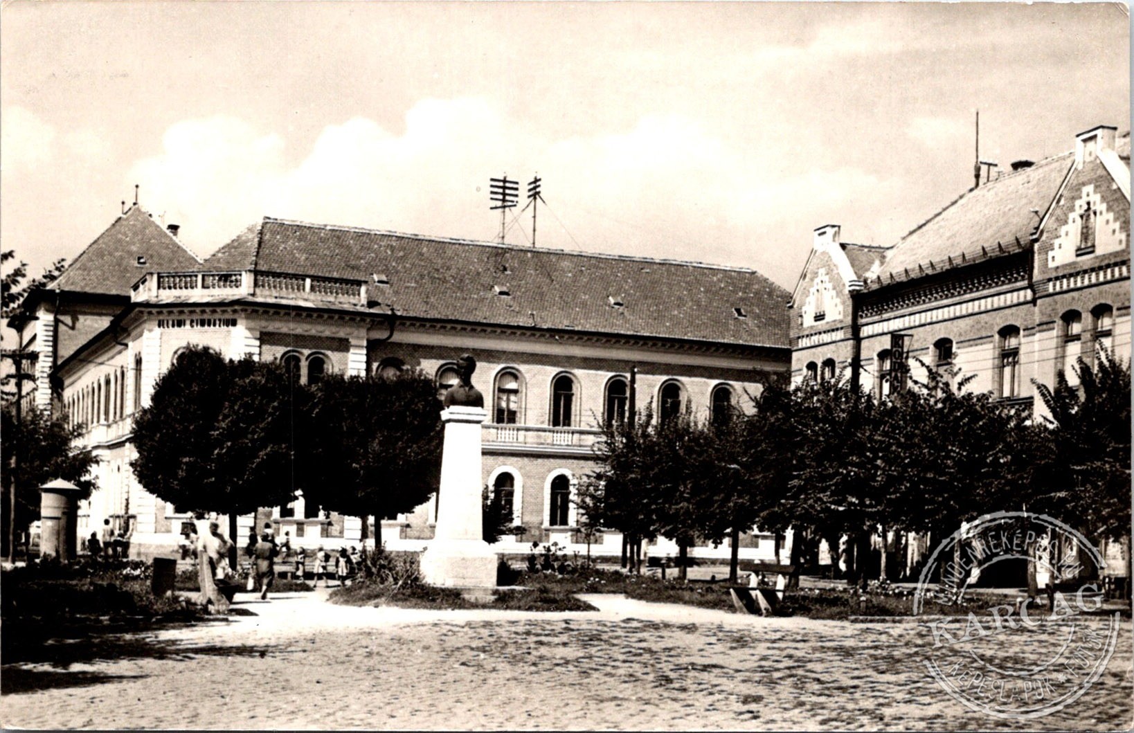 KARCAG Petőfi-szobor a gimnáziummal
