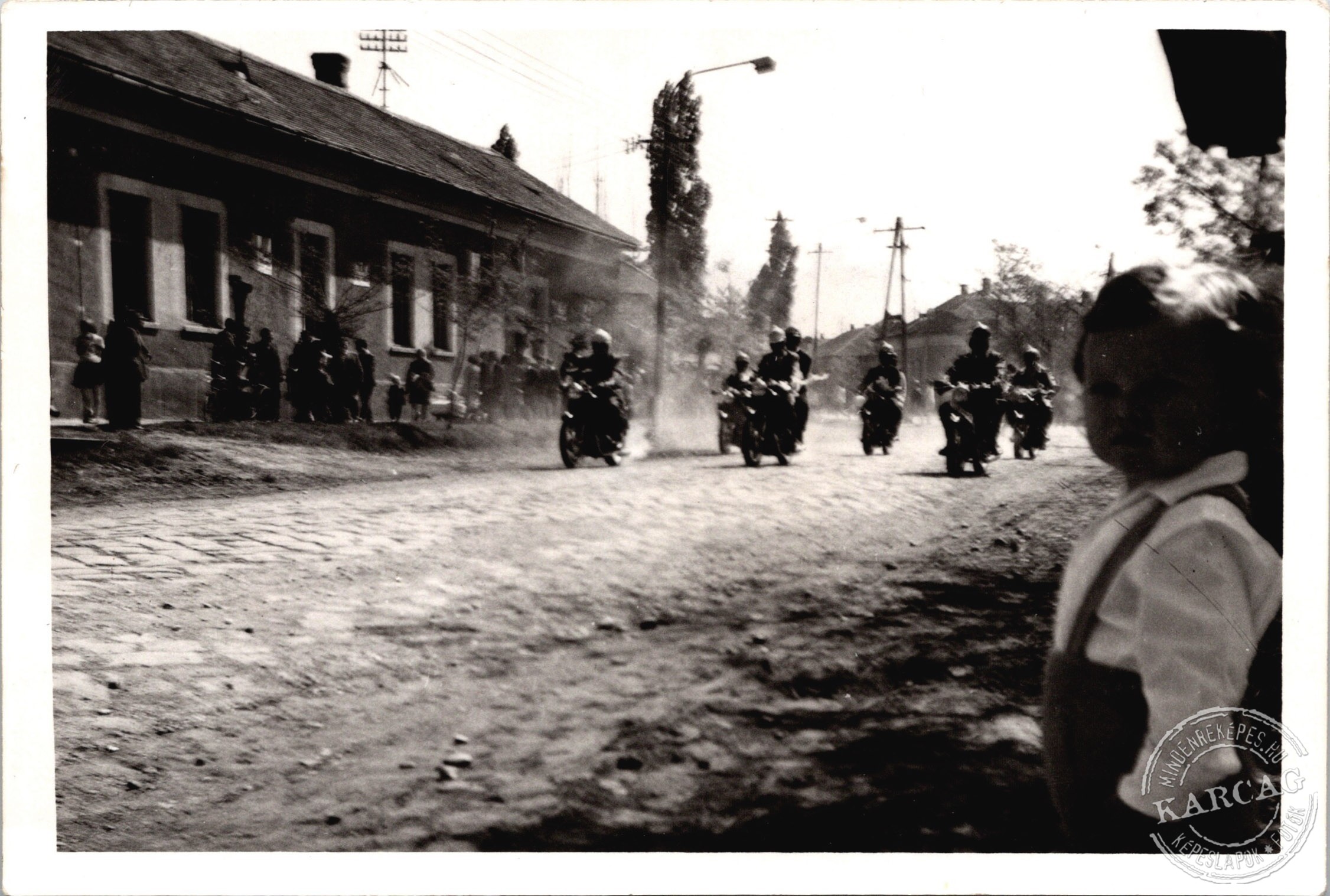 Jönnek a motorosok!