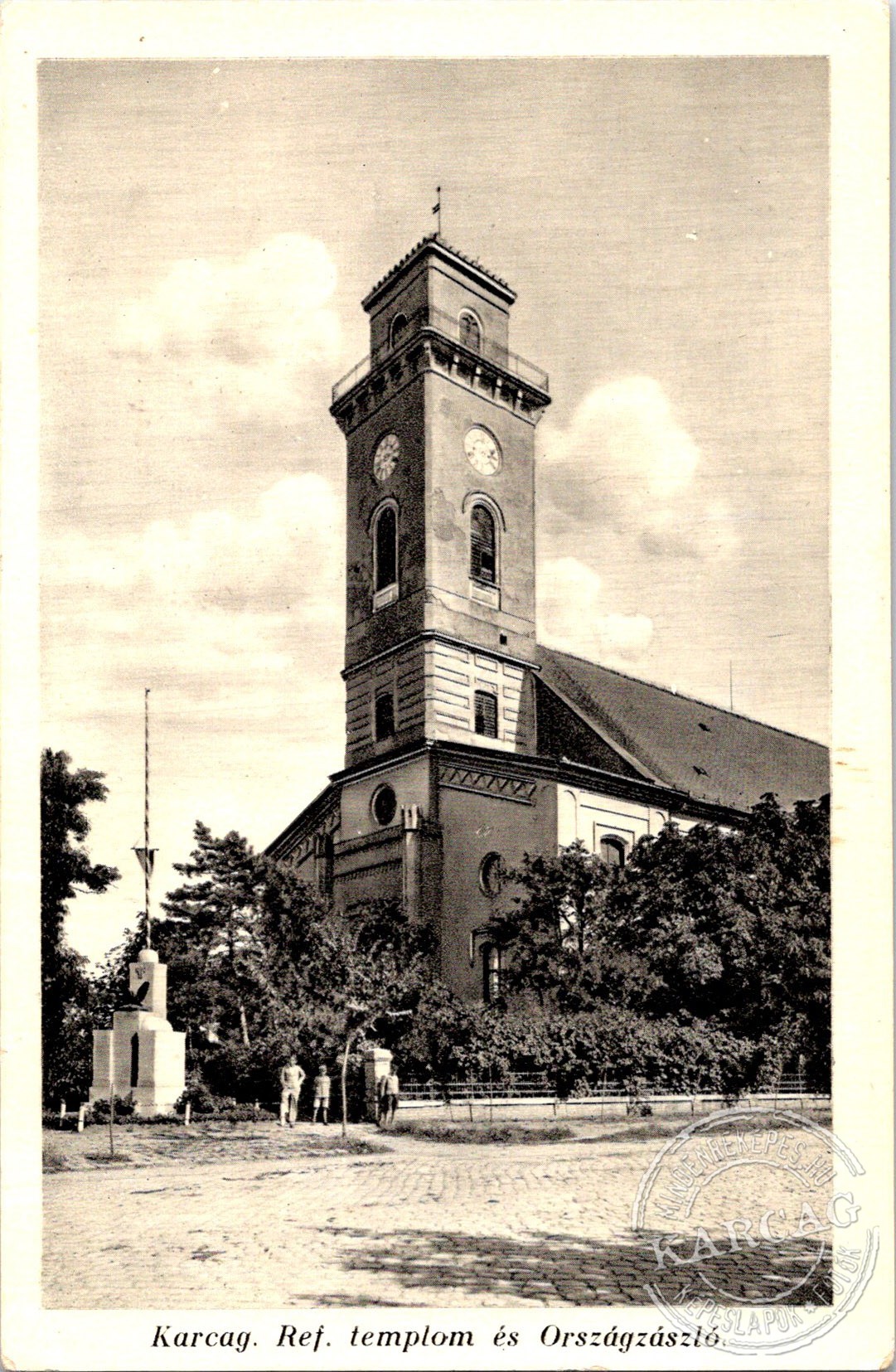 Karcag. Ref. templom és Országzászló.
