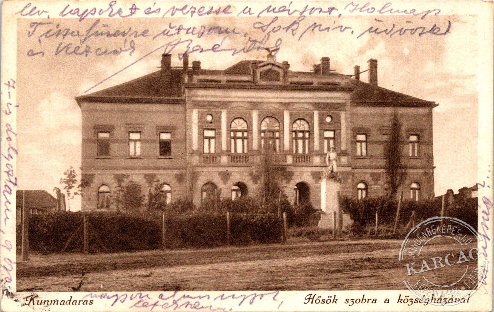 Kunmadaras - Hősök szobra a községházával