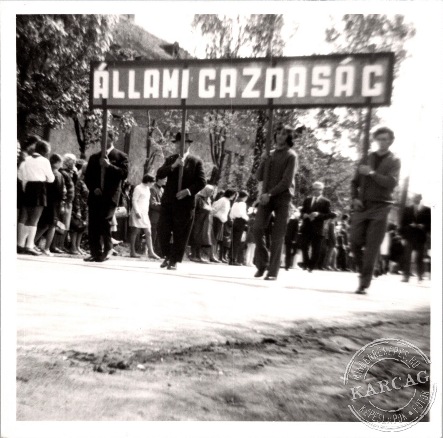 Négyen viszik a táblát