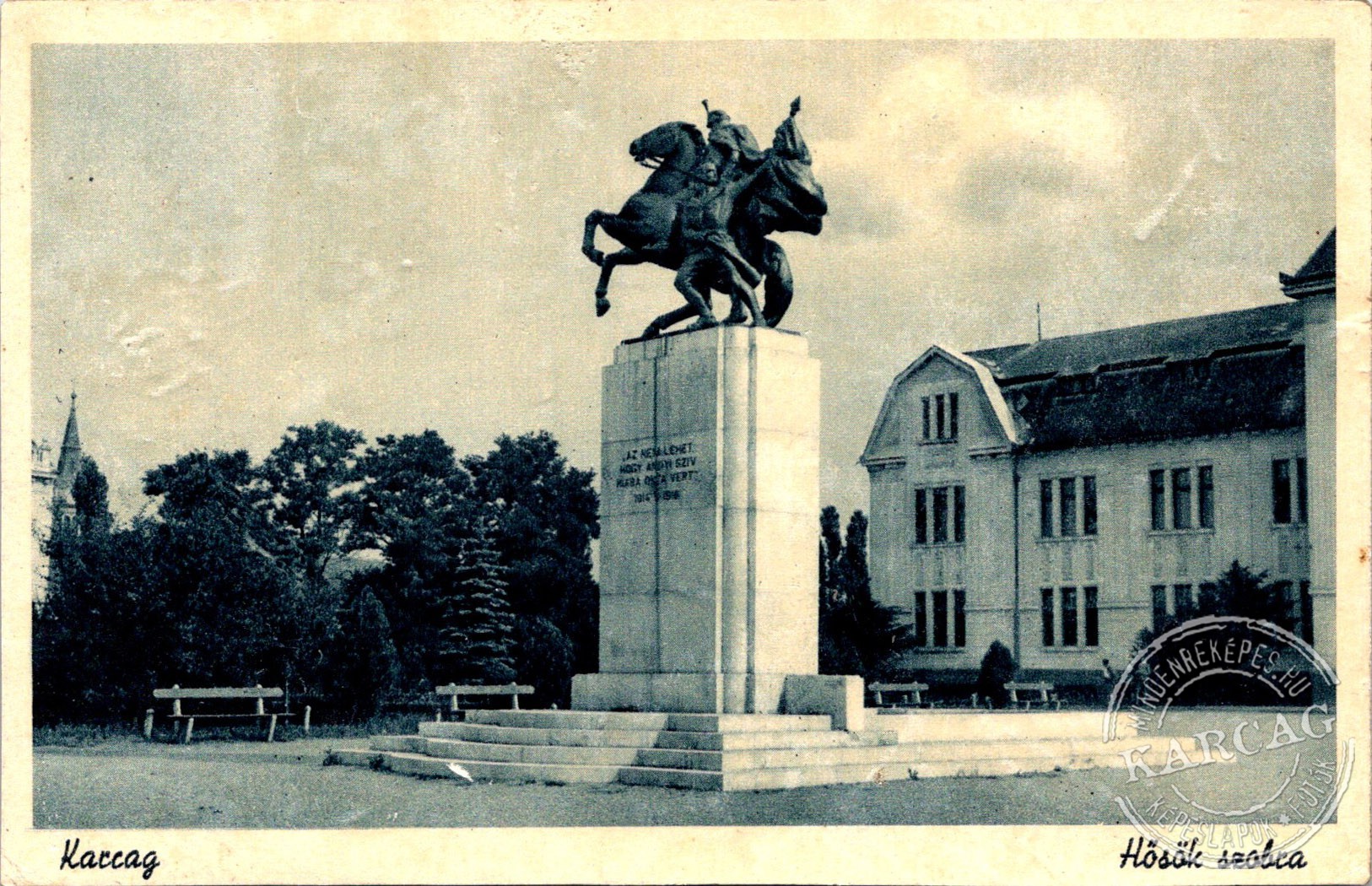 Karcag Hősök szobra