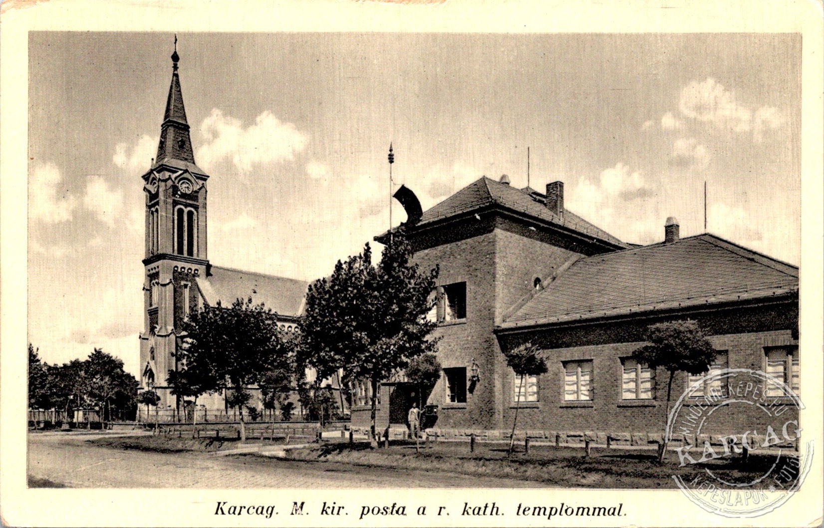 Karcag. M. kir. posta a r. kath. templommal.