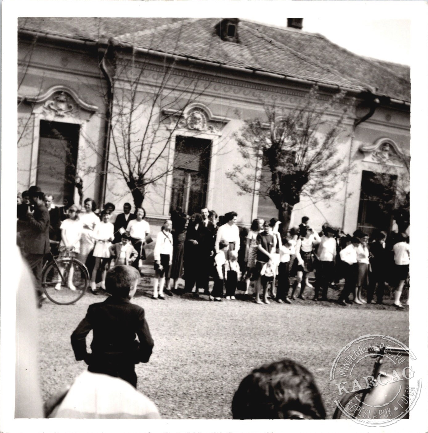 Felvonulókra várva
