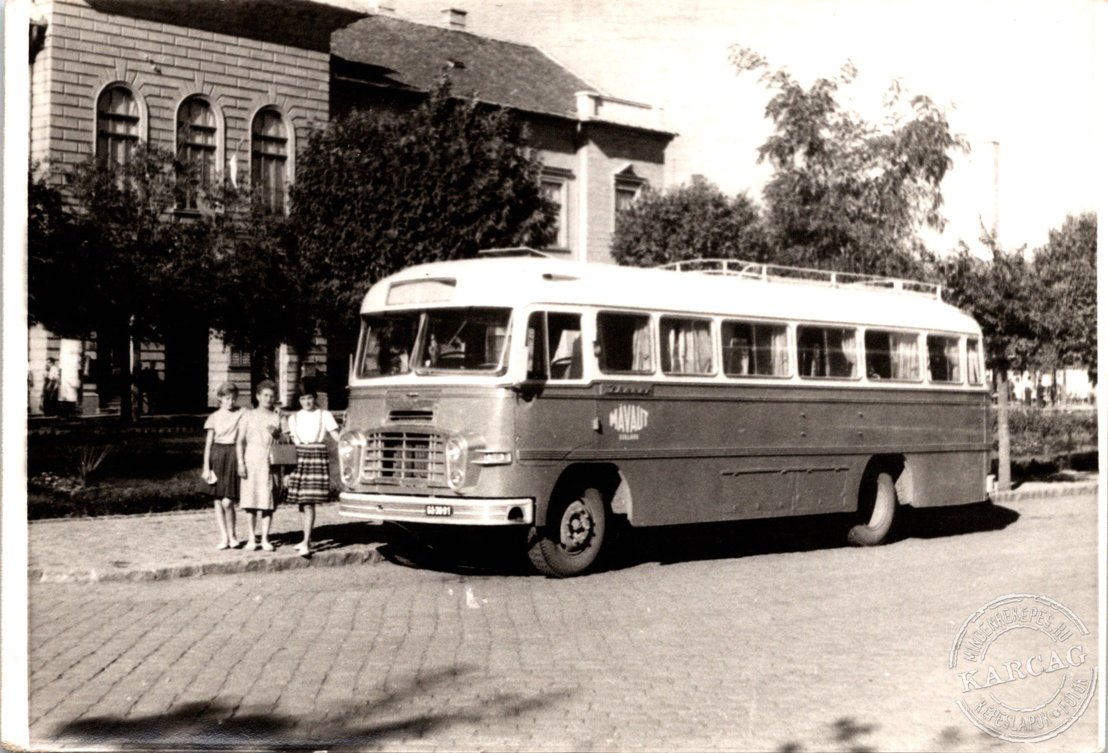 Megjött a busz