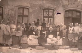 Katonavonatra várva