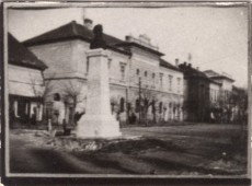 Petőfi szobor a kollégiummal