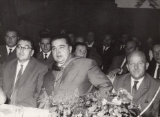 Elvtársak között