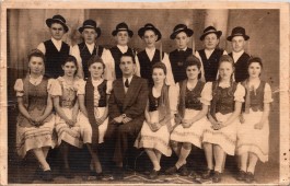 Karcagi tánciskolások
