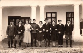 Egymásba karolva