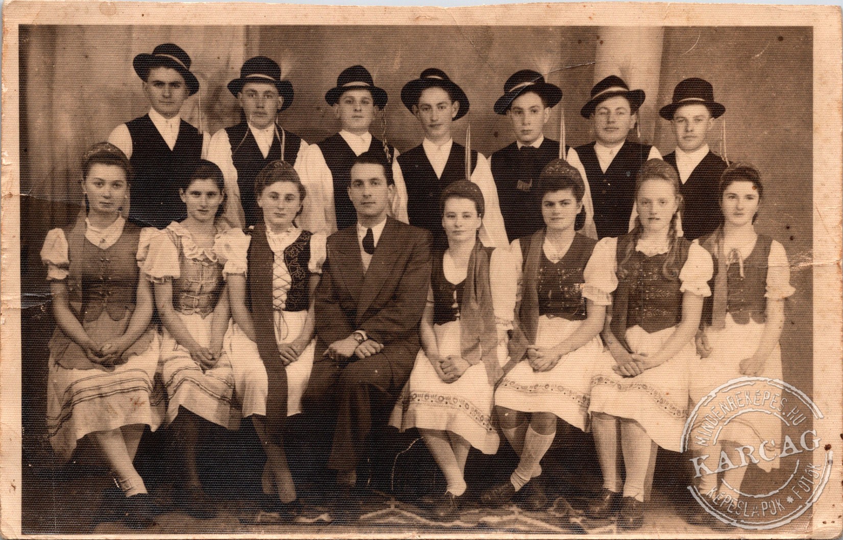 Karcagi tánciskolások