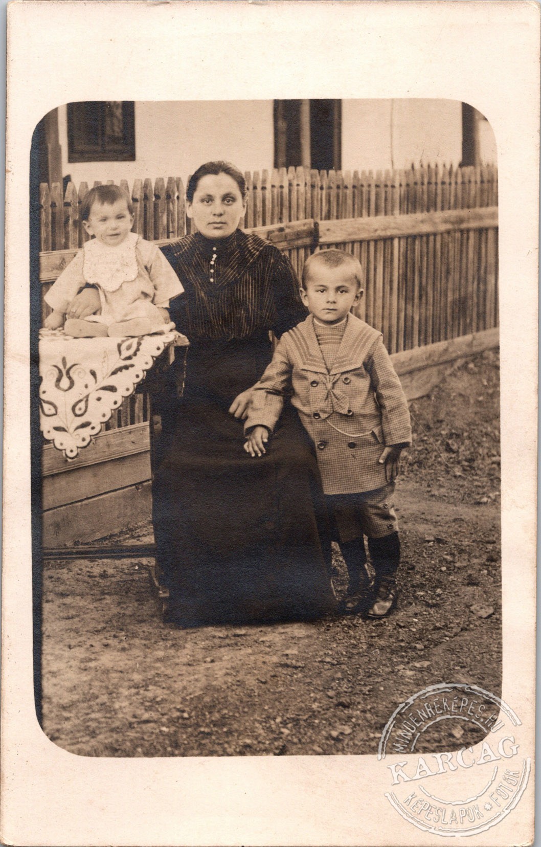 Anya a gyermekeivel