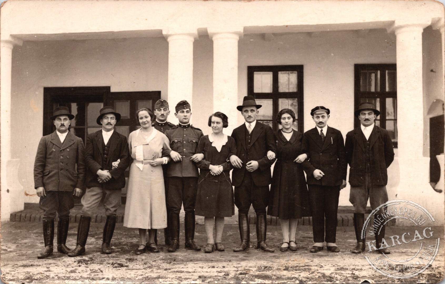 Egymásba karolva